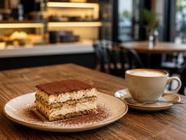 Gemütliches Café mit Tiramisu und Kaffee