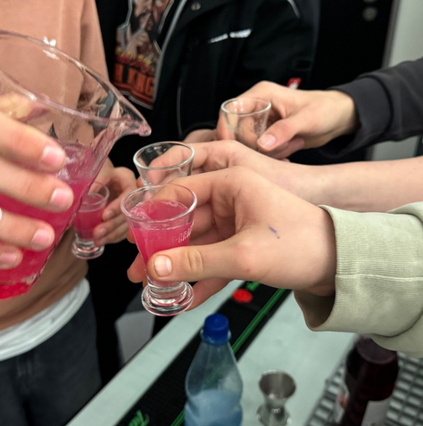 Mixkurse mit Kindern die Gläser mit Saftmix befüllen