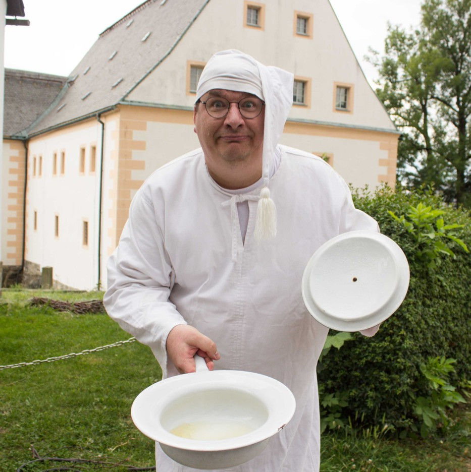 Nähert sich mit Humor und Witz der Geschichte des stillen Örtchens: Michael Kreskowsky auf der Festung Königstein, Foto: THIEL PR