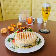 Jetzt im Lloyd's Café & Bar Dresden - Flaguette „Pfifferling“ mit Beefsteak!