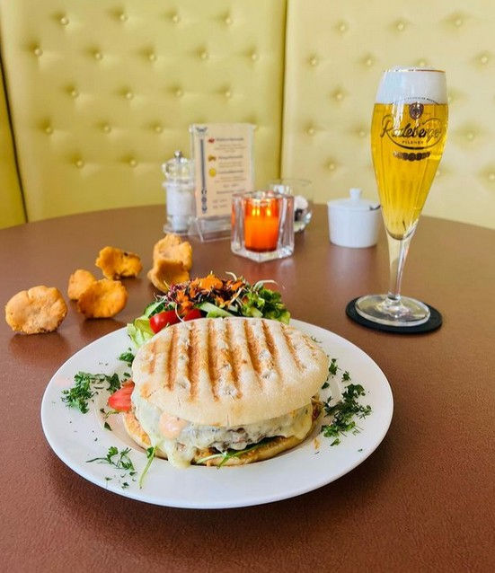 Jetzt im Lloyd's Café & Bar Dresden - Flaguette „Pfifferling“ mit Beefsteak!
