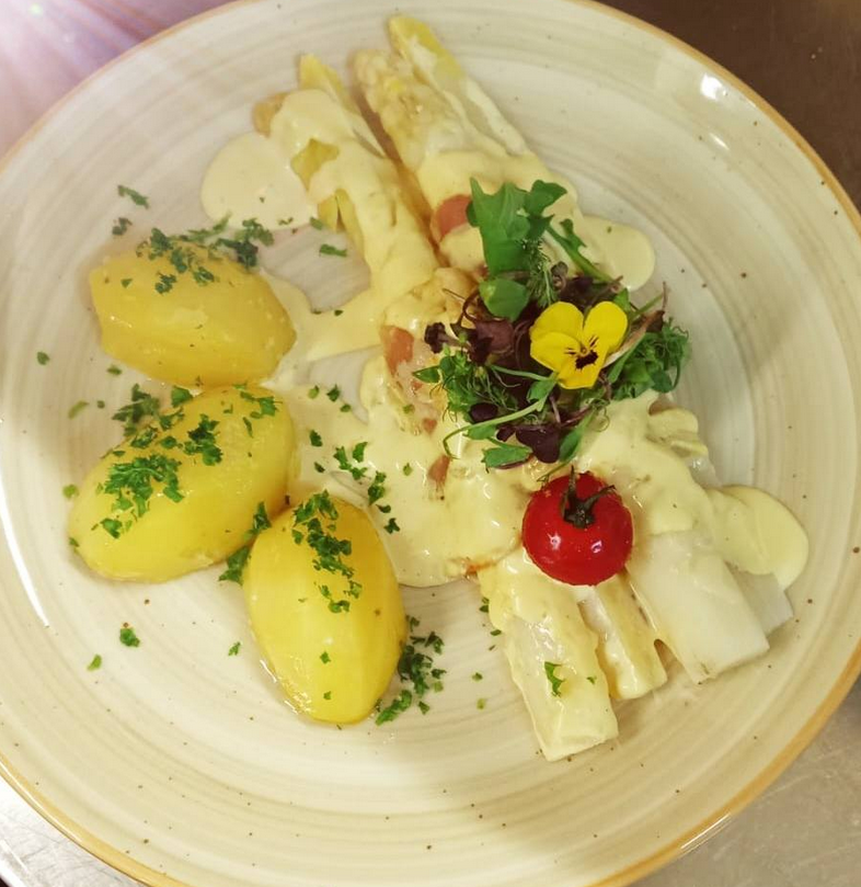 Frischer weißer Spargel mit Sauce Hollandaise