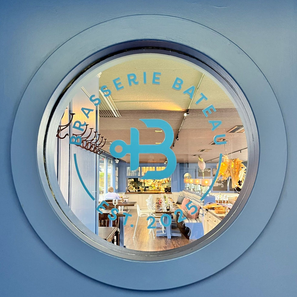 Blick durch das Bullauge in die Brasserie Bateau