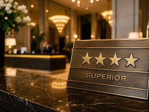 Luxuriöse Hotellobby mit Superior-Sterneschild