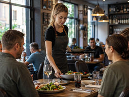Kellnerin im belebten Café