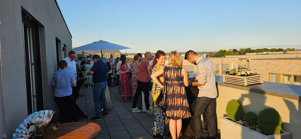 Geladene Gäste auf dem Balkon zur Sundowner