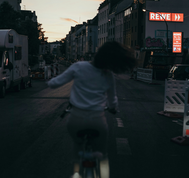 Eine junge Frau fährt mit dem Rad durch die Stadt
