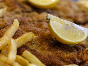 Schweineschnitzel mit knusprigen Pommes und Zitrone