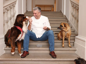 Gerd Kastenmeier lässt Balu von der Redaktion Lust auf Dresden seine Snacks probieren