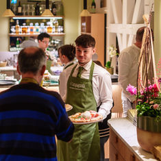 Ein Jahr italienischer Genuss am Blauen Wunder: La Campagnola feiert Jubiläum – mit Gewinnspiel für Gäste