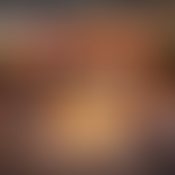 Abendessen unter Lichtern und Gästen