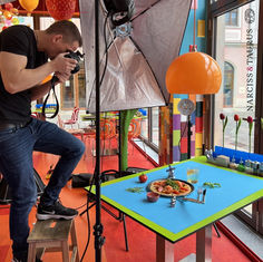 Mit jeder verkauften Kinderportion wird ein anderes Kind für einen Tag ernährt!