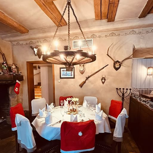 Festlich gedeckter Tisch in der Weihnachtszeit im Fischhaus