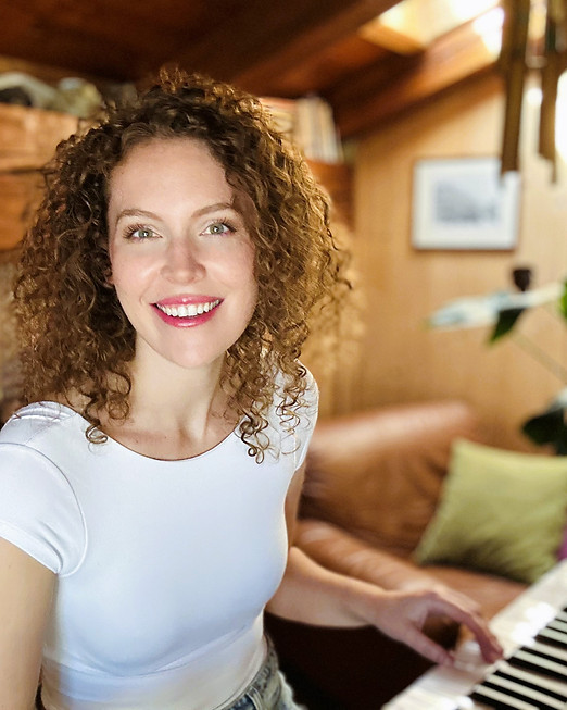 Charlotte Taylor — experienced singer and online educator in voice and English