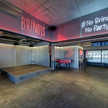 Brindis Metropolitano combina el ambiente vibrante del estadio con un espacio elegante y adaptable. Ideal para eventos que buscan una localización singular y un entorno que sorprenda a los invitados.