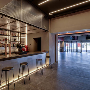Brindis Metropolitano combina el ambiente vibrante del estadio con un espacio elegante y adaptable. Ideal para eventos que buscan una localización singular y un entorno que sorprenda a los invitados.