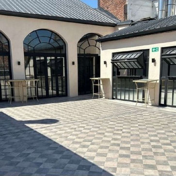 Un espacio espectacular con estética teatral, perfecto para grandes celebraciones, eventos corporativos y producciones especiales.