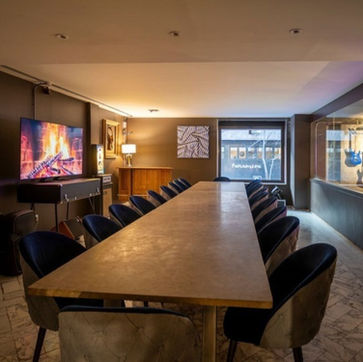 Espacio moderno y versátil ideal para eventos privados, presentaciones y celebraciones en un entorno urbano.