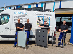 vor dem Transporter mit verschiedenen Geländern