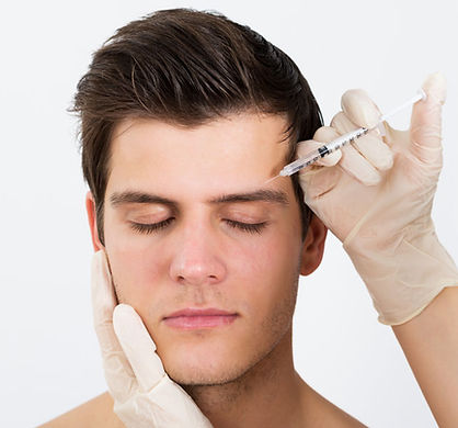 Corrige arrugas dinámicas con naturalidad.