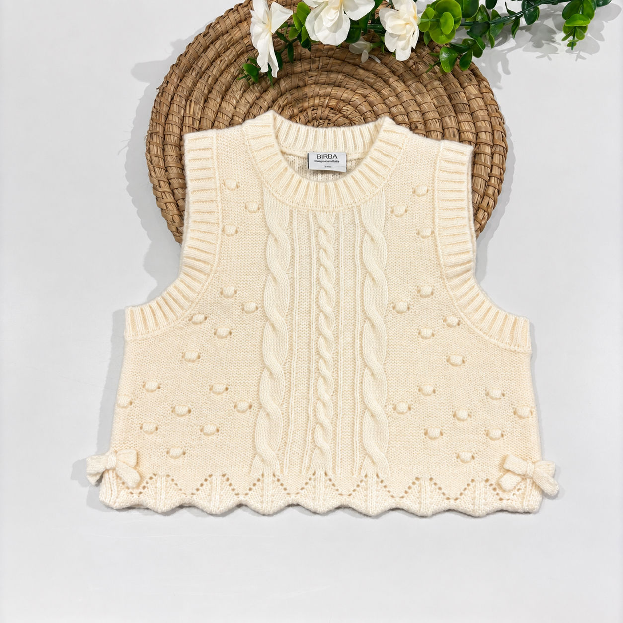 Gilet in maglia panna con trecce e fiocchetti – Birba
