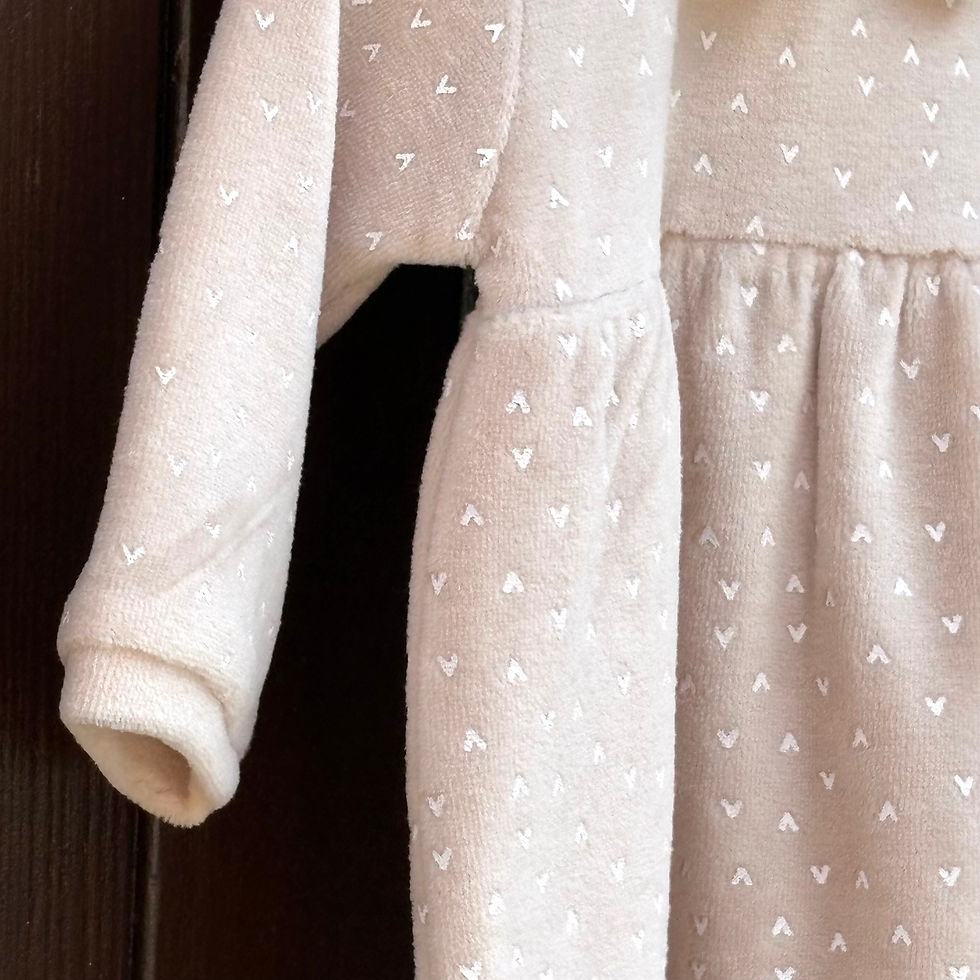 Miniatura: Abitino neonata in ciniglia beige con micro cuori e colletto bianco – OEKO-TEX®