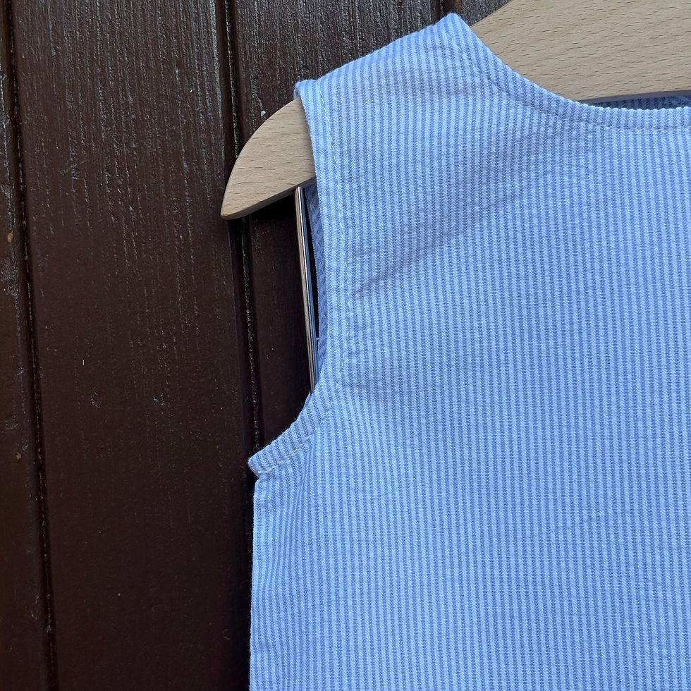 Miniatura: Camicetta neonata in cotone leggero a righe azzurre con balza e fiore