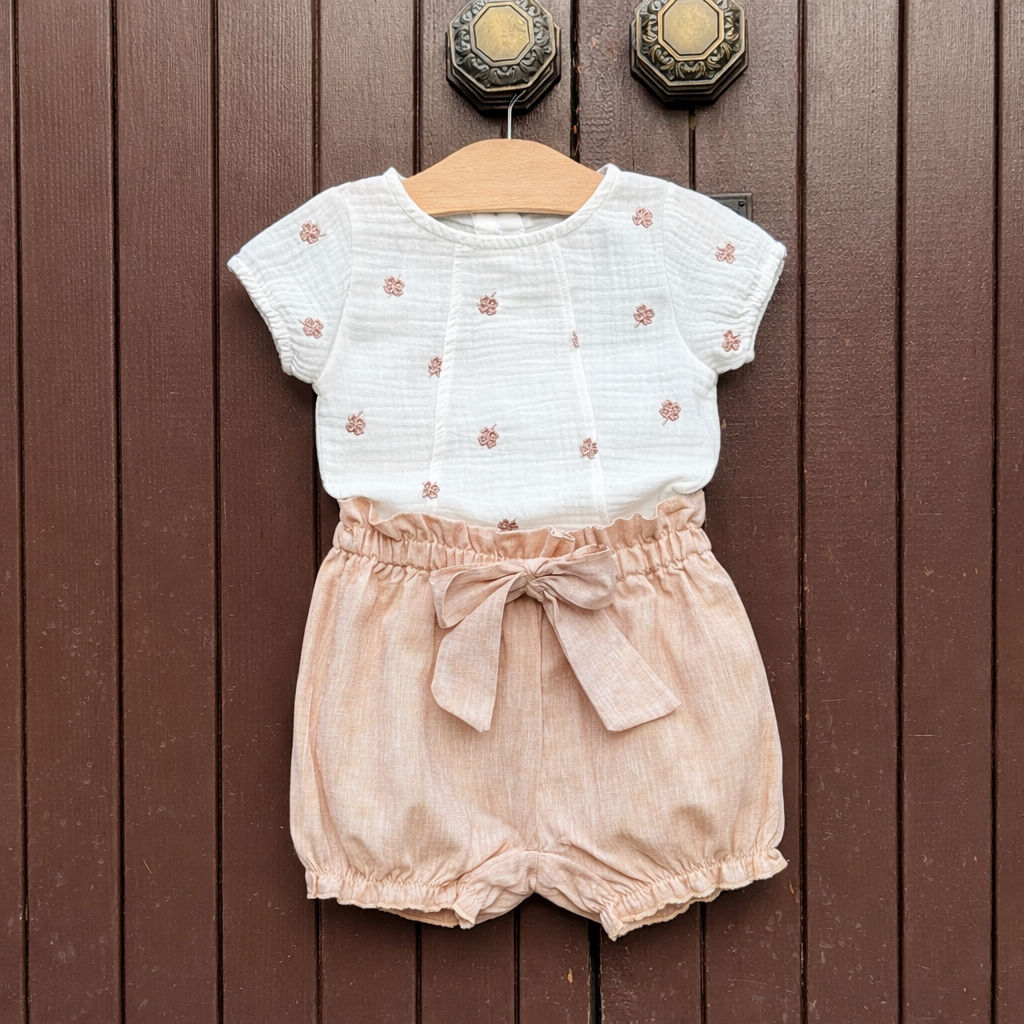 Completo neonata blusetta in mussola di cotone e pantaloncino in lino beige