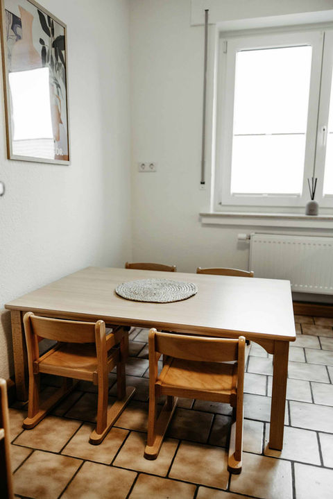 Kleiner Tisch mit kleinen Kinderstühlen in der Kindertagespflege Natürlich Kind in Sundern Hachen