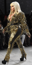 A collage of Lil’ Kim’s most iconic fashion looks throughout her career, showcasing bold outfits, colorful wigs, designer pieces, and boundary-pushing styles that defined female rap fashion.