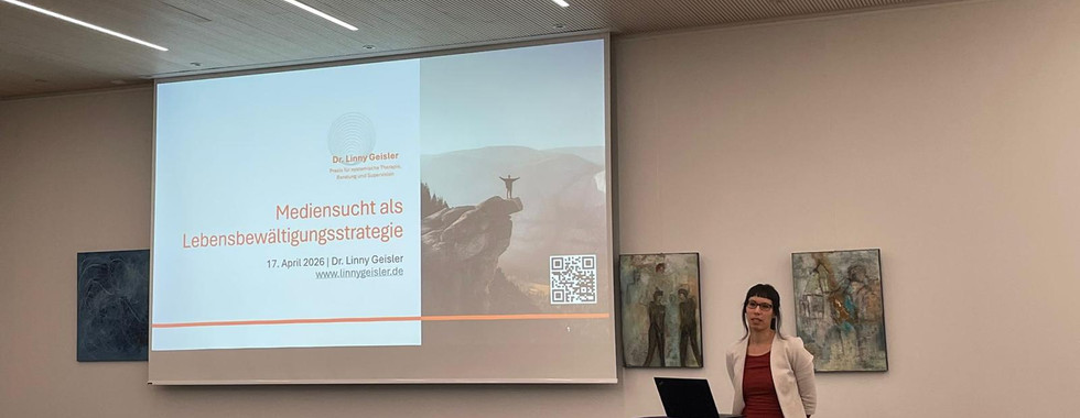 Dr. Linny Geisler hält einen Vortrag zum Thema "Mediensucht als Lebensbewältigungsstrategie"