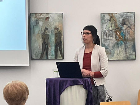 Dr. Linny Geisler hält einen Vortrag zum Thema "Mediensucht als Lebensbewältigungsstrategie".