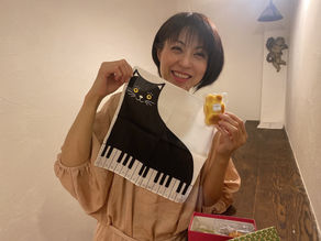 可愛いネコちゃんピアノハンカチとお菓子♪