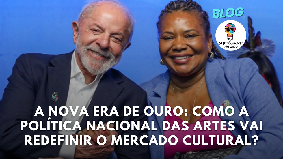 A imagem de fundo destaca o Presidente Lula e a Ministra da Cultura, Margareth Menezes, lado a lado contra um fundo azul sólido. Eles estão sorrindo abertamente e de mãos dadas, transmitindo uma mensagem de aliança e sucesso. Lula veste um terno escuro e camisa branca, enquanto Margareth usa um blazer azul sobre uma blusa rosa. O texto sobreposto, em letras brancas, serve como título do post: 'A nova era de ouro: como a Política Nacional das Artes vai redefinir o mercado cultural?'. No canto superior direito, há a palavra 'BLOG' em azul-claro e o logotipo do 'Desenvolvimento Artístico', que é uma lâmpada estilizada preenchida com círculos coloridos vibrantes.