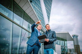 Professionele bedrijfsfotografie is essentieel voor de zakelijke markt. Het legt de identiteit van je organisatie vast op beeld en zorgt voor herkenning en vertrouwen bij je doelgroep. Als je op zoek bent naar kwalitatieve bedrijfsreportages, bedrijfsportretten, bedrijfsprofielen, productfotografie, en bedrijfsimpressies, kies dan voor een professionele fotograaf.Bekijk mijn portfolio en ontdek hoe mijn professionele fotografie jouw bedrijfsimago kan versterken. Of je nu op zoek bent naar zakelijke foto's voor je website, brochure, of sociale media, ik kan je helpen. Mijn bedrijfsfotografie is gericht op het vastleggen van de kracht van je bedrijf in beeld.