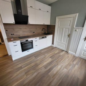 Neue Küchenlieferung inkl. Boden- und Malerarbeiten