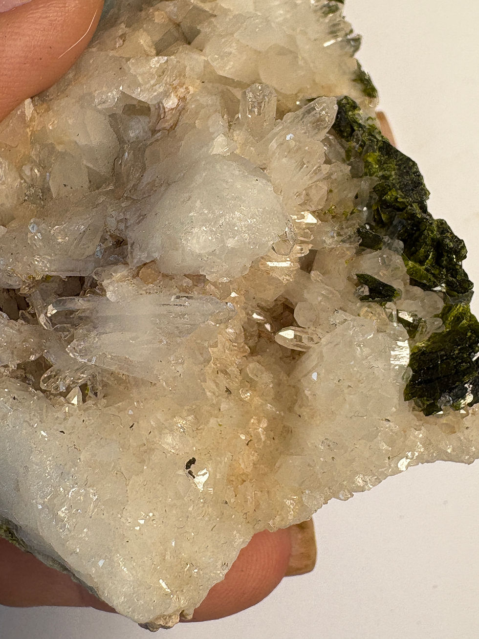 Thumbnail: Epidote on Quartz