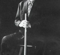 Kenji Kurosaki (黒崎健時) to pionier Japońskiego Kick Boxingu. Współzałożyciel Kiokushinkaikan. W 1953 roku Mas Oyama i Kurosaki Sensei postanowili stworzyć własny styl i nazwali go Kyokushinkaikan.