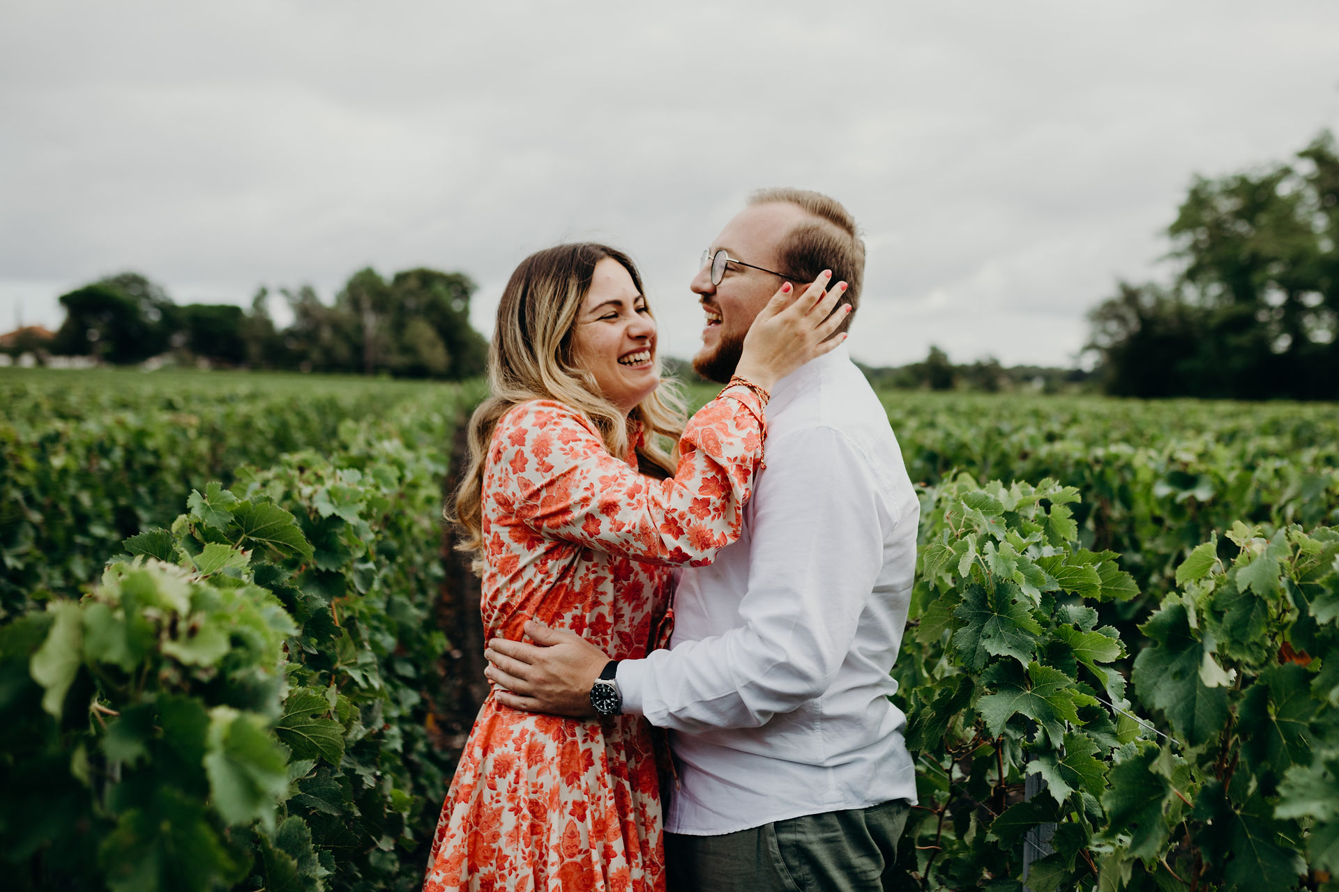 Séance photos de couple  vignes de Léognan  Bordeaux 