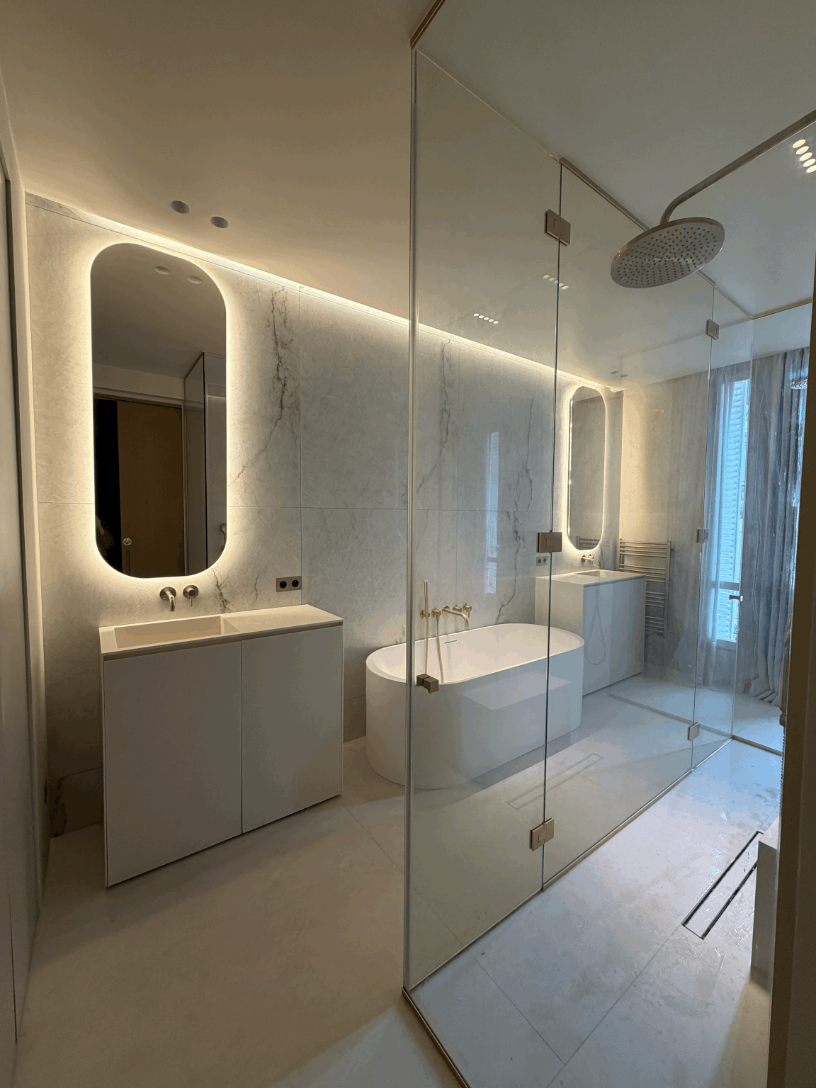 paroi de douche sans cadre en verre trempé avec finitions dorées Paris