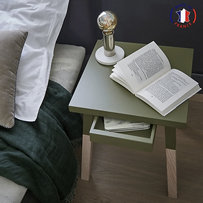 table de chevet bois verte avec tiroir à côté d'un lit