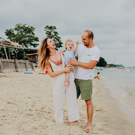 Séance photo en famille sur une plage au Cap-Ferret