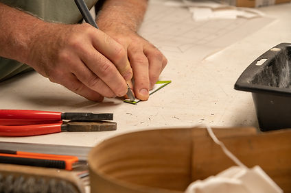 La technique du vitrail au plomb-Découpe du verre