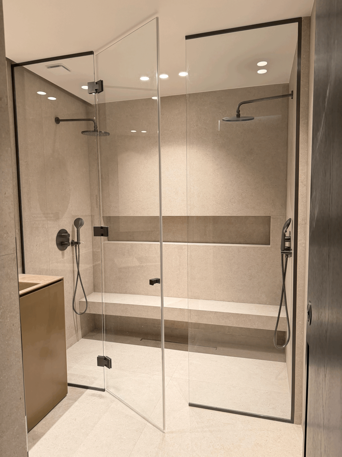 paroi de douche sans cadre en verre trempé avec finitions dorées Paris