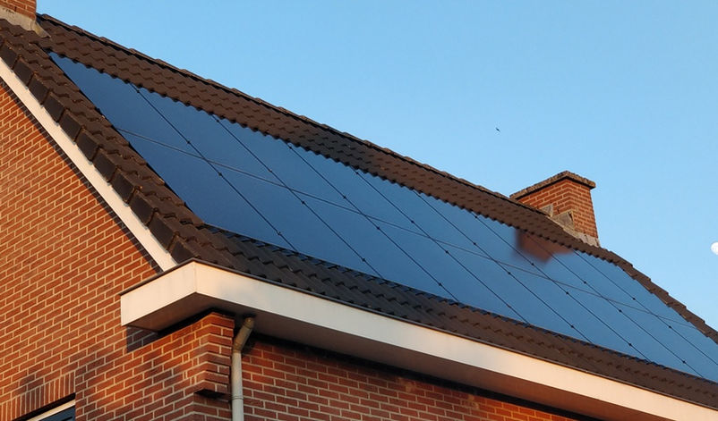 Panneau solaire intégré en toiture