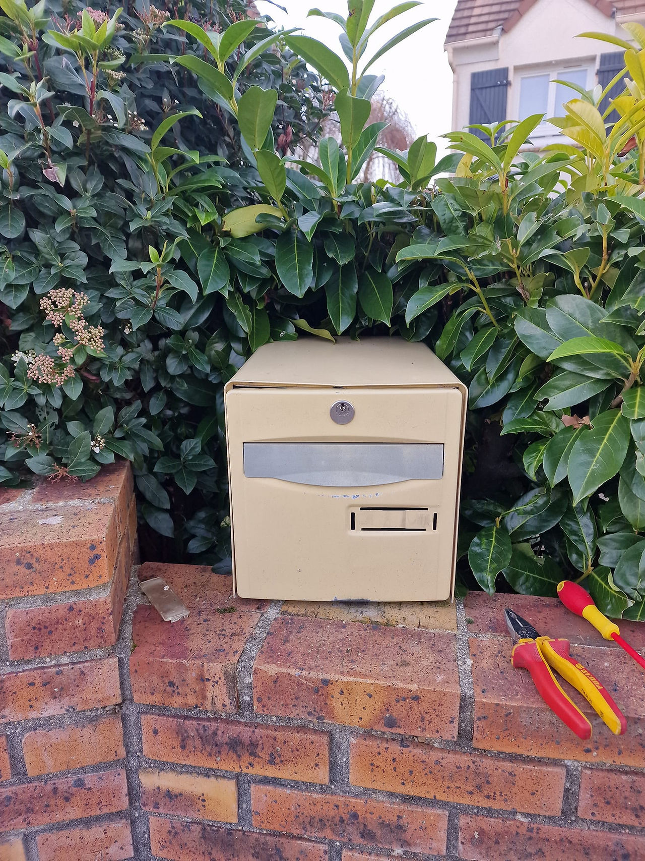 Remplacement d'une boîte aux lettres et d'un auvent à sur Gif-sur-Yvette