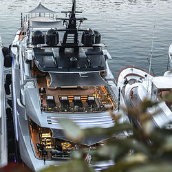 Yacht élégant amarré dans un port de la Côte d'Azur, vue arrière - Rejoignez nos ateliers de leadership intégral, learning expeditions, séminaires de coaching et mentoring uniques sur la Côte d'Azur - French Riviera