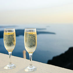 Deux coupes de champagne, vue mer - Rejoignez nos ateliers de leadership intégral, learning expeditions, séminaires coaching et mentoring uniques sur la Côte d'Azur - French Riviera