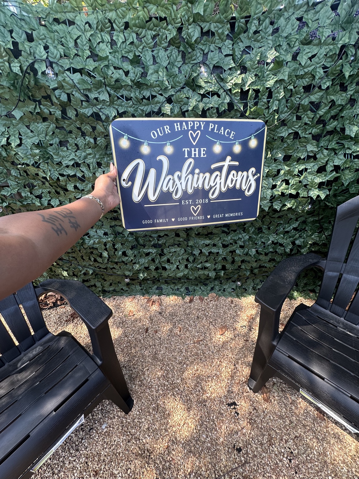 The Washingtons sign