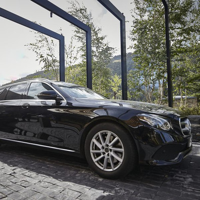 Un coche de transfer esperando en la puerta del hotel en Andorra, ofreciendo un servicio exclusivo y cómodo para los huéspedes
